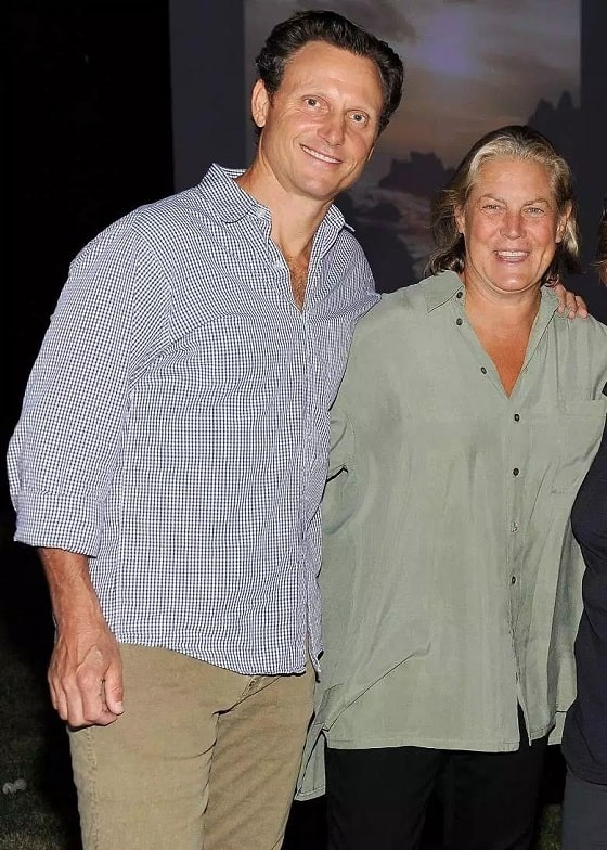 A picture of Tony Goldwyn with his wife, Jane Musky.